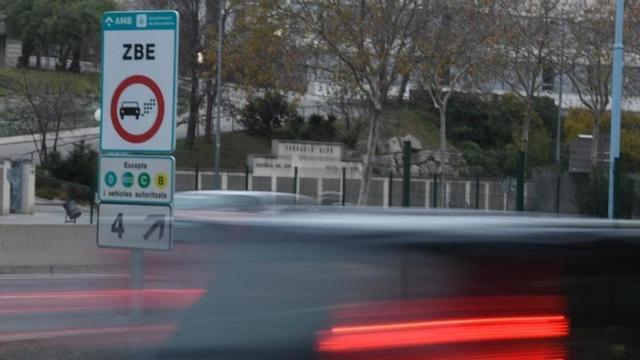 Cartel de aviso de la Zona de Bajas Emisiones en la Ronda de Dalt, la mañana del primer día en que ha entrado en funcionamiento.