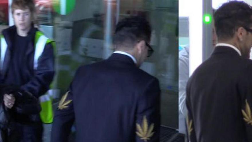 Alves da la nota con unas hojas de marihuana en su chaqueta