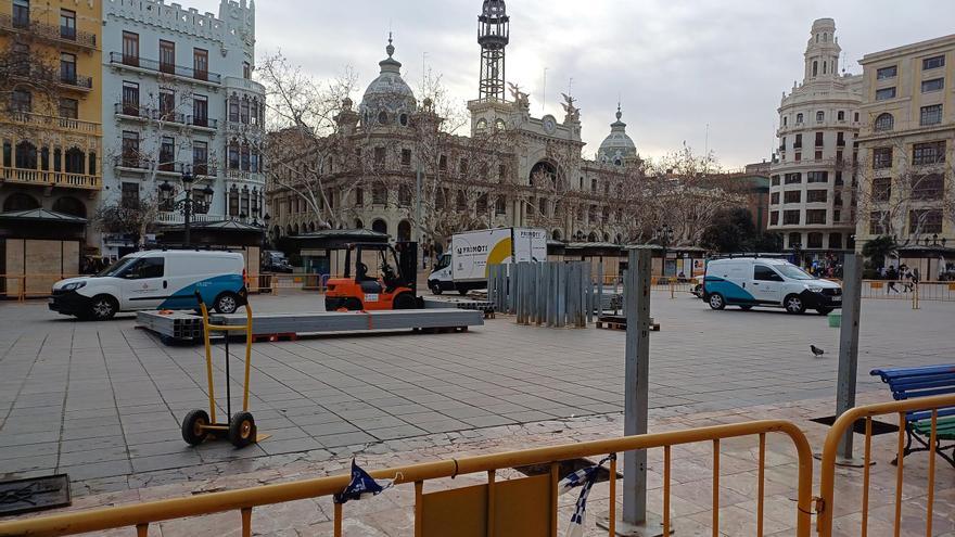 Comienza el montaje de la jaula de la mascletà