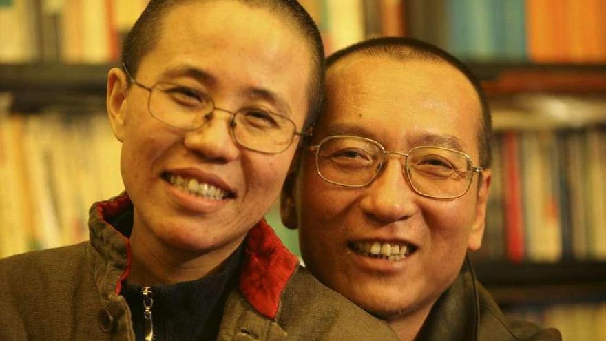 Liu Xiaobo, con su mujer, antes de ser encarcelado por las autoridades chinas.