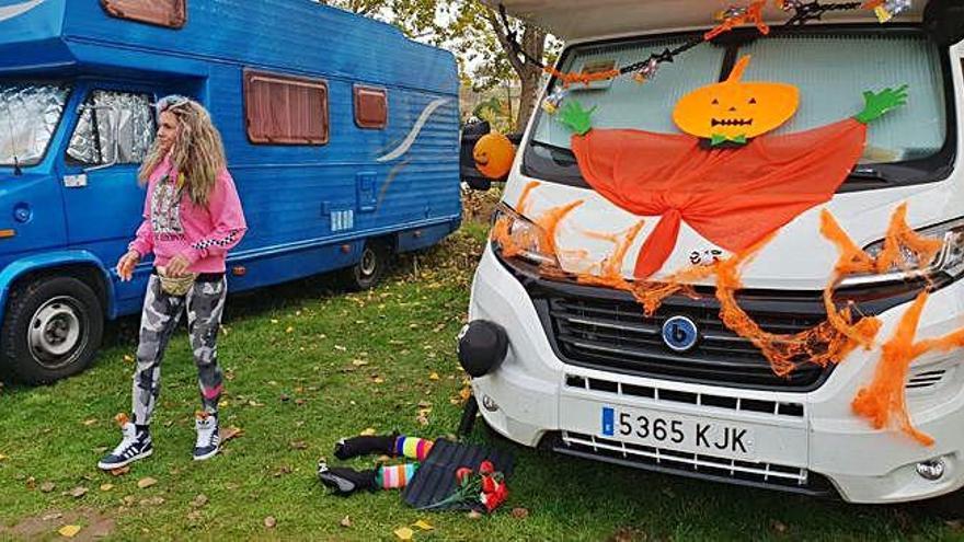 Una de las caravanas aparcadas en Venialbo luce la decoración de Halloween.