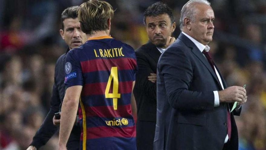 Luis Enrique conversa con Rakitic cuando este se retira. // Alejandro García