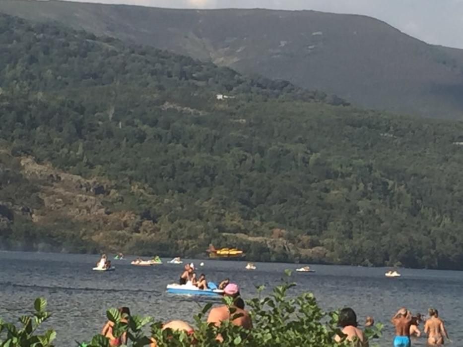 Los hidroaviones cogen agua en el Lago de Sanabria