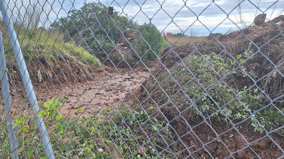 El acuerdo con los propietarios de esta finca ha permitido y permitirá el desagüe del agua de lluvia que se acumula en la calle Riu cuando se producen precipitaciones intensas.