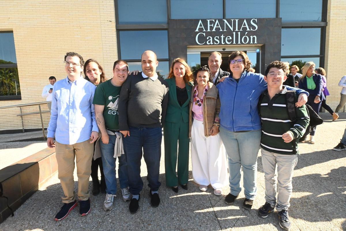 La alcaldesa con participantes en el acto de aniversario de Afanias