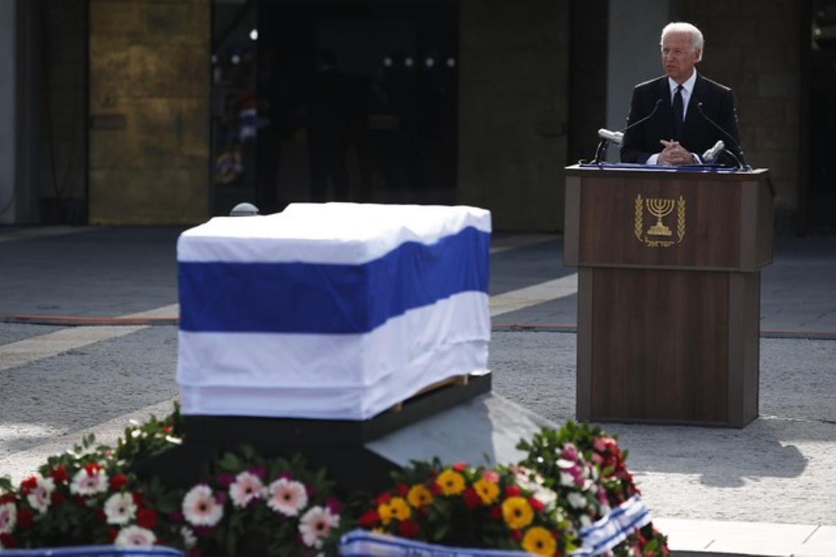 El vicepresident dels EUA, Joe Biden, pronuncia unes paraules davant el fèretre d’Ariel Sharon, en els funerals d’Estat, aquest dilluns a Jerusalem.