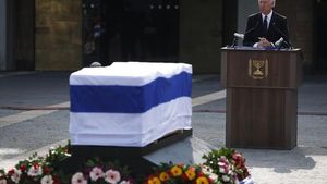 El vicepresident dels EUA, Joe Biden, pronuncia unes paraules davant el fèretre d’Ariel Sharon, en els funerals d’Estat, aquest dilluns a Jerusalem.