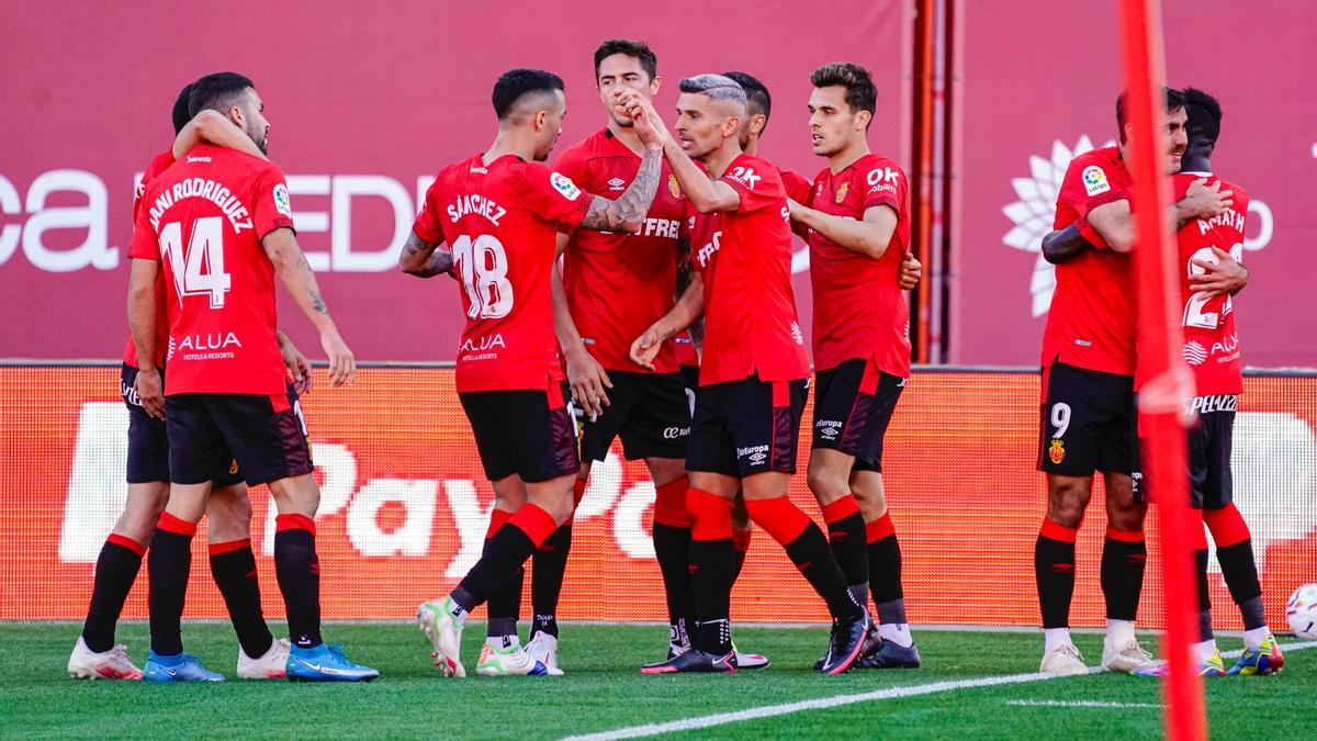 Los jugadores del Mallorca celebran un gol ante el Mirandés.
