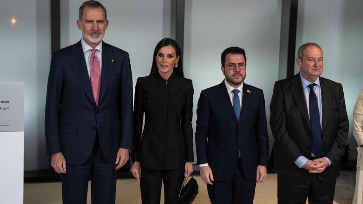 Los Reyes, el presidente Aragonès y el ministro Hereu durante la inauguración de la segunda torre de la compañía Puig.