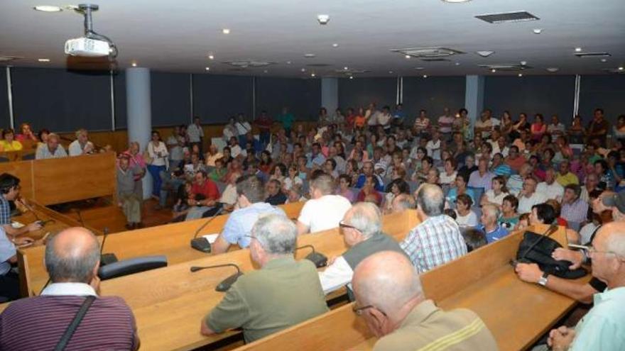 Reunión de personal de Consumo con afectados por las preferentes en Cangas.  // Gonzalo Núñez