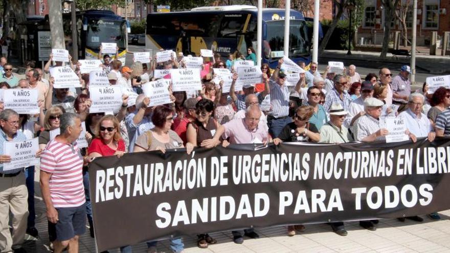 Los manifestantes protestaron a las puertas de la asamblea con una gran pancarta.