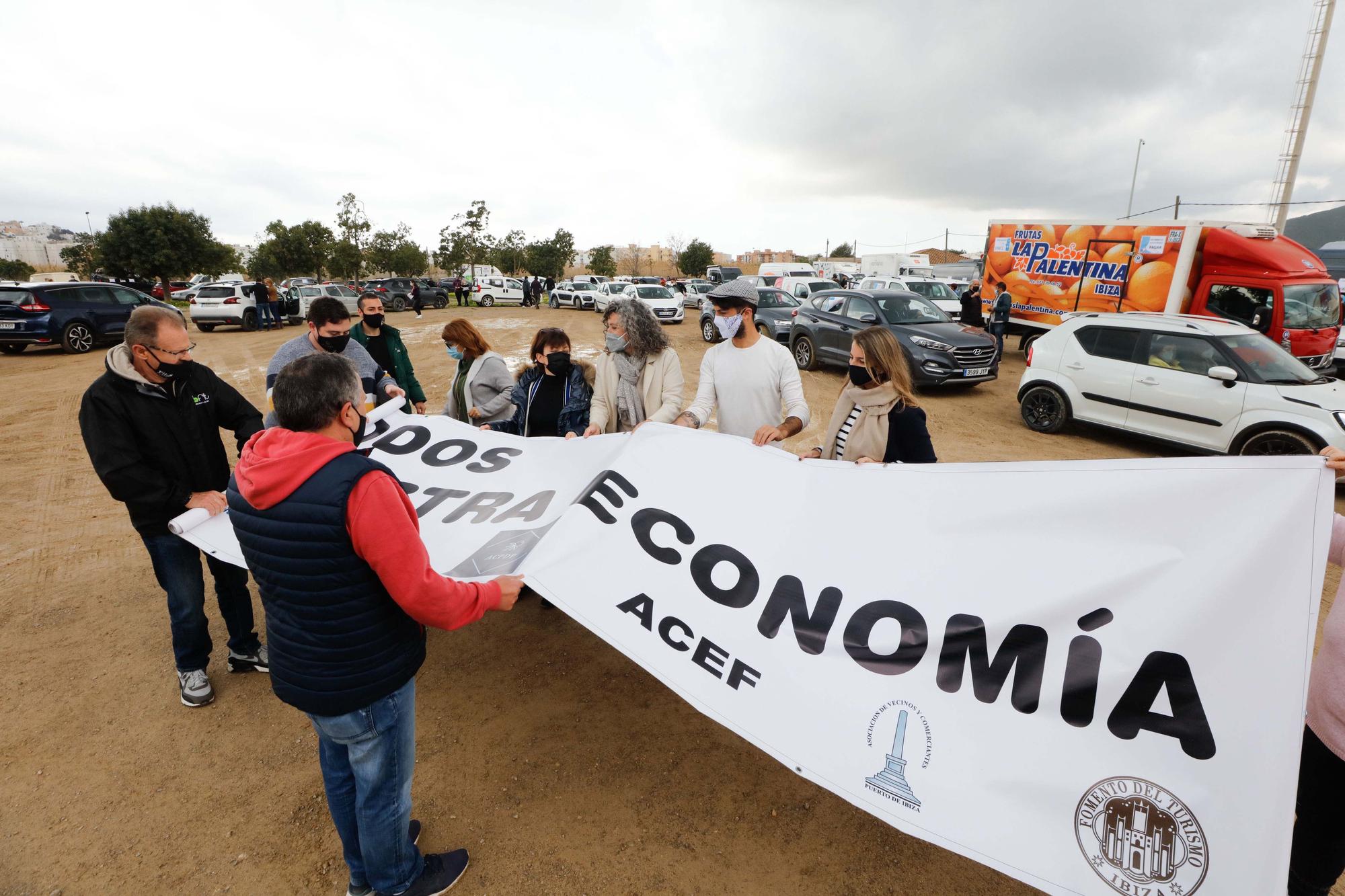 La manifestación motorizada de las patronales de Ibiza congrega a 120 vehículos