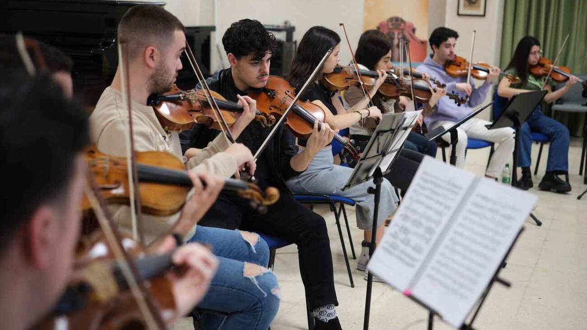 La Joven Orquesta de Canarias ensaya su gira de Año Nuevo