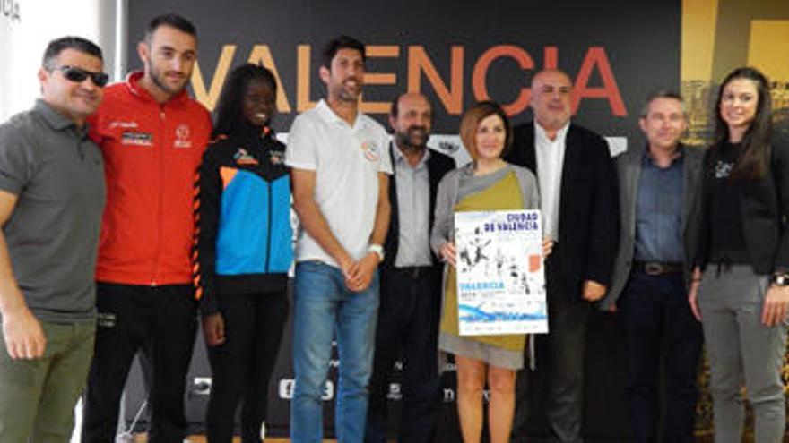 David Casinos (a la izquierda) colaborará con el Gran Premio de atletismo.