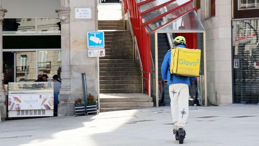 Un rider de Glovo realizando un reparto en Vigo. |  // MARTA G. BREA