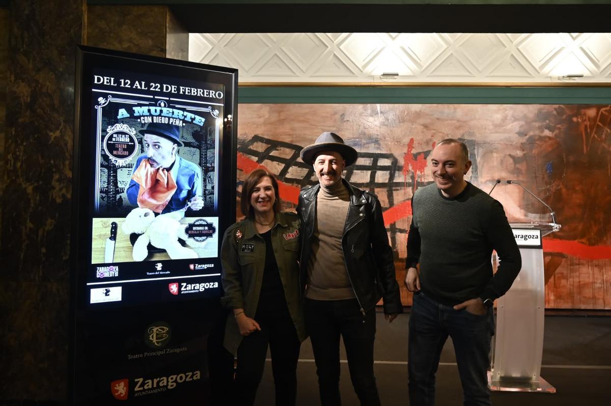 Sara Fernández, consejera de Cultura, y los cómicos Diego Peña y Rafa Blanca en la presentación de 'A muerte con Diego Peña'