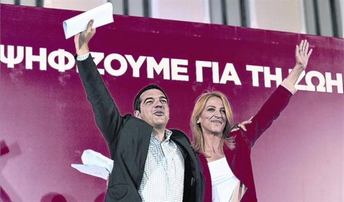 Celebració 8 El candidat de Syriza, Alexis Tsipras, amb una companya de partit a Atenes, diumenge. Celebració 8 El candidat de Syriza, Alexis Tsipras, amb una companya de partit a Atenes, diumenge.