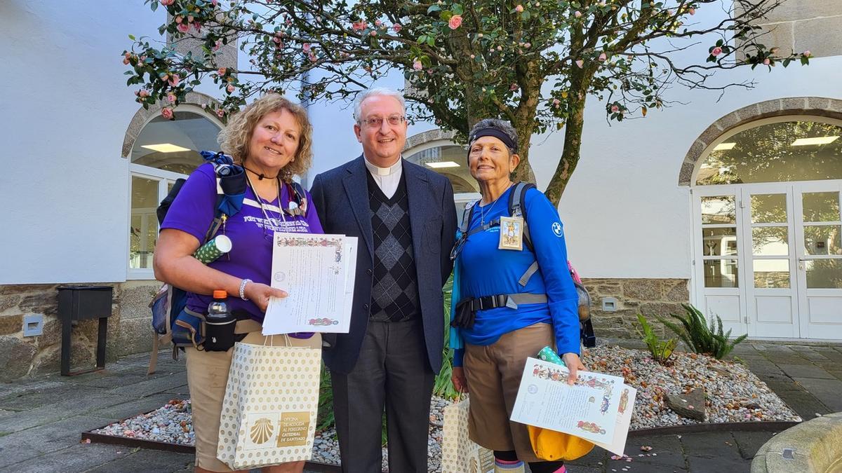 Lenora Álvarez del Castillo y Mary Jesse Segovia con el director de la Fundación Catedral de Santiago, Daniel Lorenzo