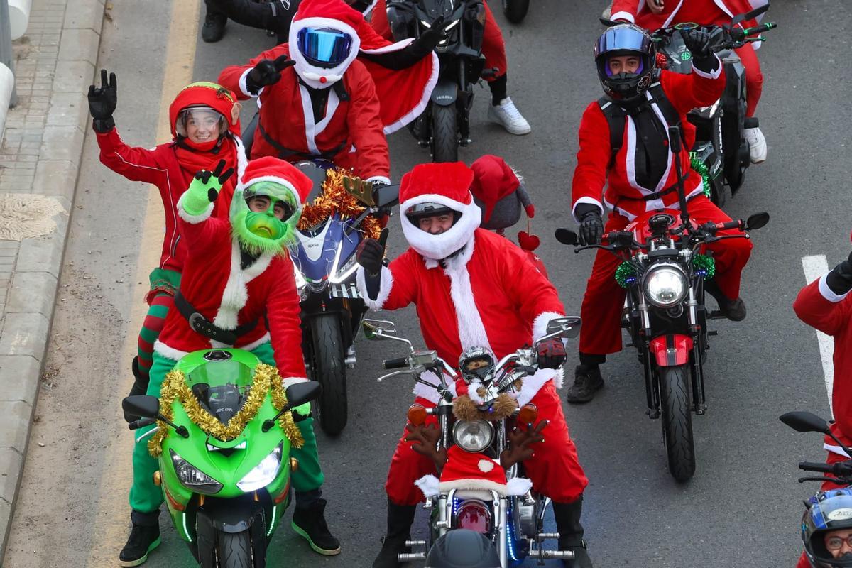 'Papanoelada' motera recorre las calles de València
