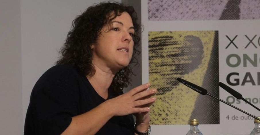 Helena Domínguez durante unha conferencia sobre onomástica.