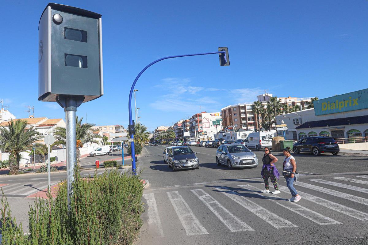 Uno de los radares instalados en el casco urbano de Torrevieja que funjcionan en conjunción con otras señalizaciones luminosas pedagógicas