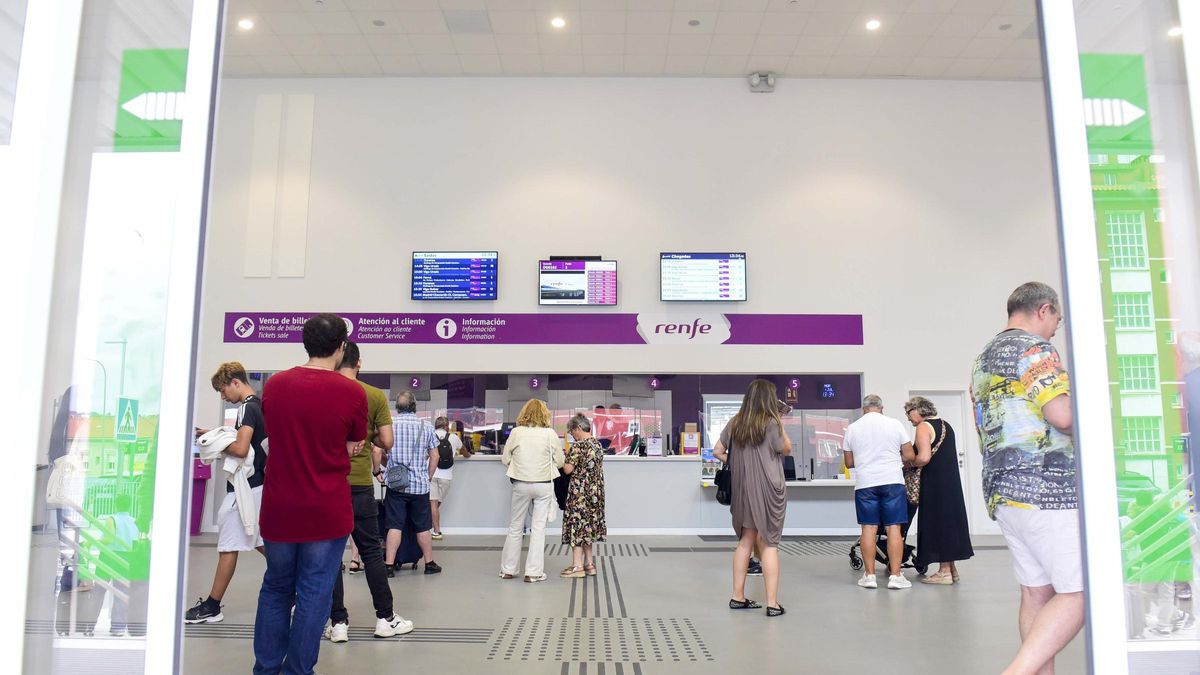Colas en la estación de tren de A Coruña en el primer día sin abono gratuito.
