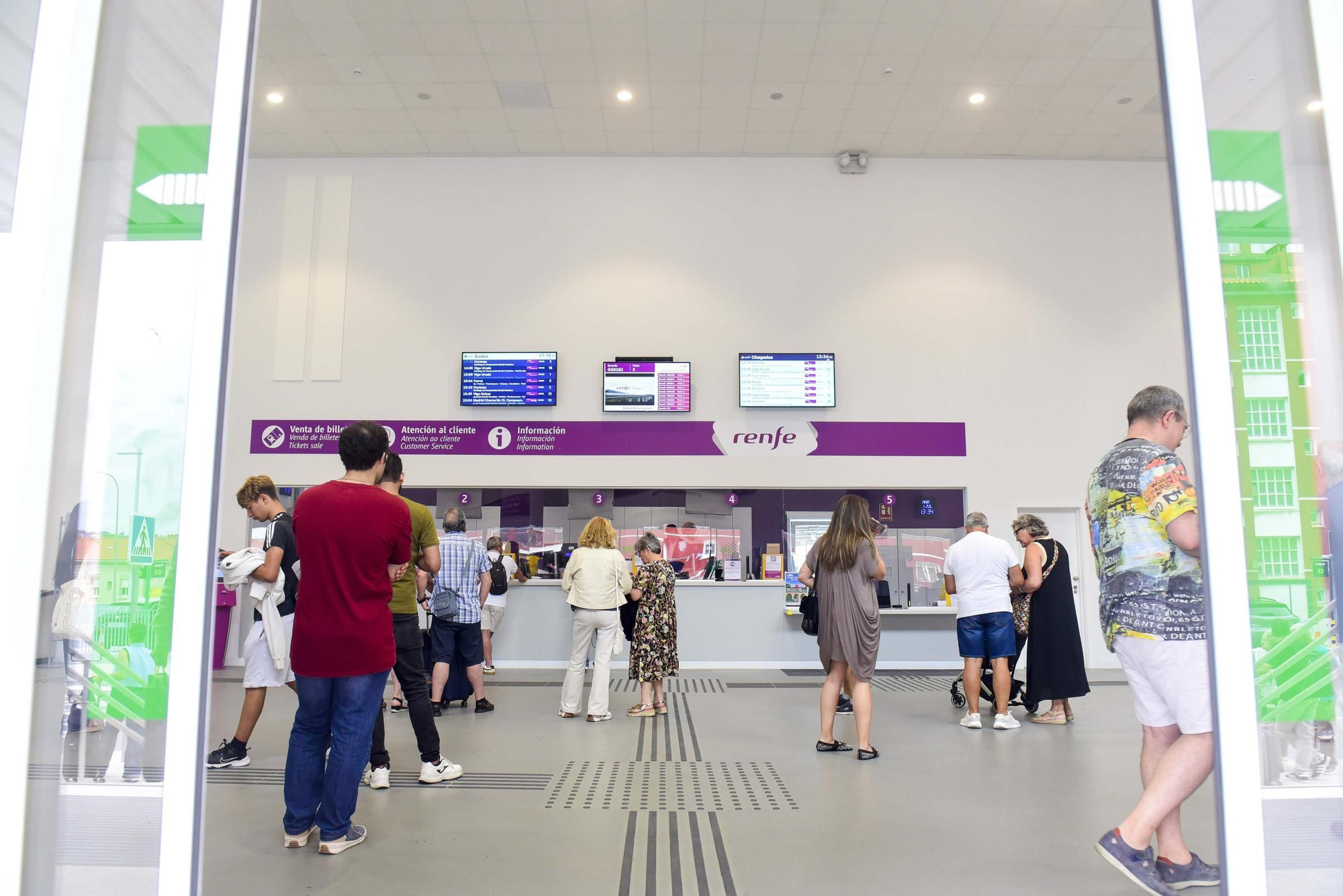 Dudas y colas en la estación de tren de A Coruña durante el primer día sin abono gratuito