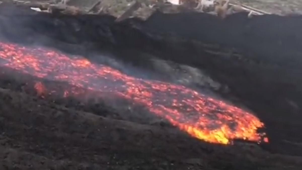 La mayor parte del magma fluye al sur de la montaña de La Laguna y afecta a nuevos territorios