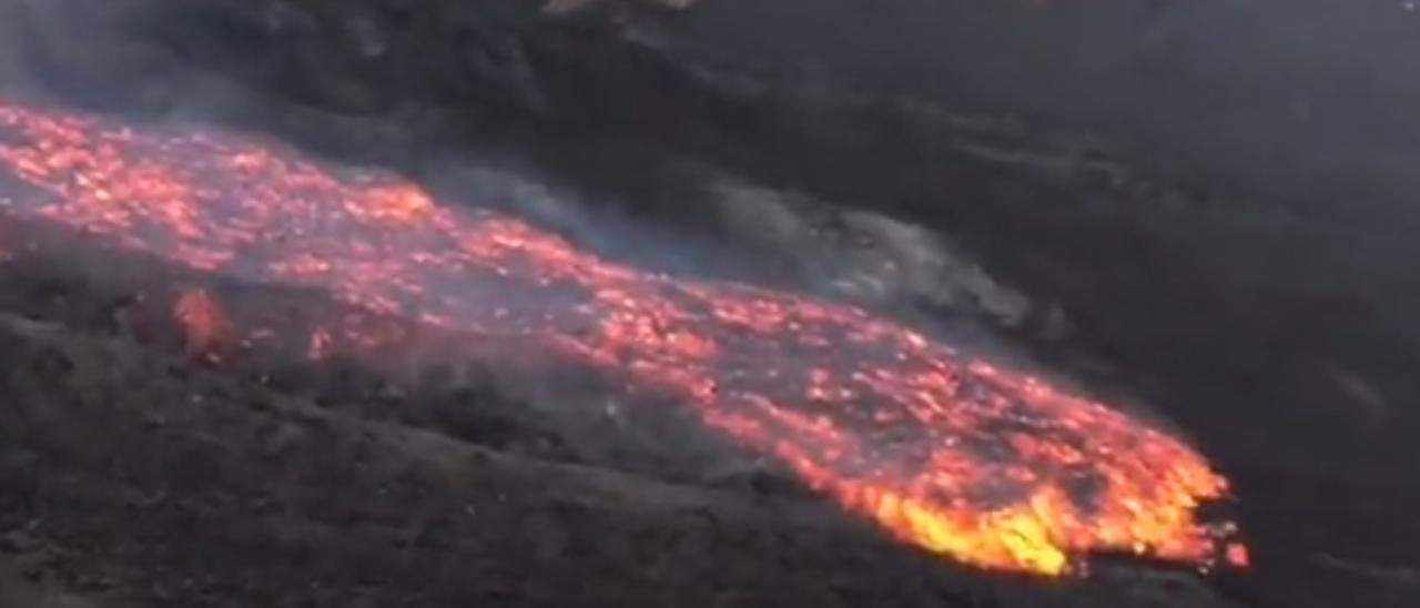 La mayor parte del magma fluye al sur de la montaña de La Laguna y afecta a nuevos territorios