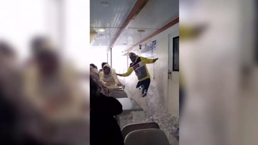 Las fuertes olas inundan un barco que venía de La Graciosa