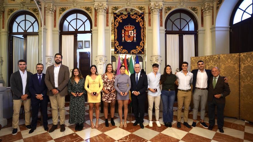 El alcalde recibe a los campeones de remo de mar