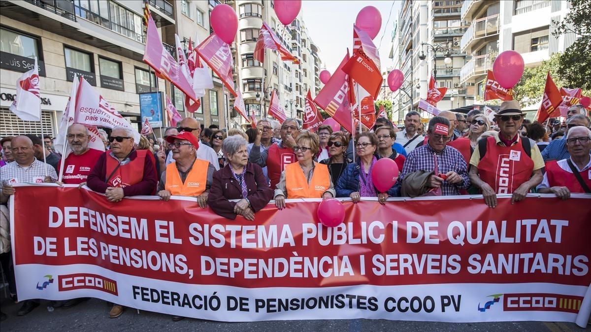 zentauroepp42942653 valencia 15 4 2018 econom a  pensionistas  protesta en valen180415131748