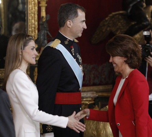 Los nueves Reyes han saludado a diversas personalidades de España en el Palacio Real