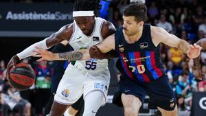 El azulgrana Laprovittola intenta frenar el avance del jugador de Unicaja, Perry