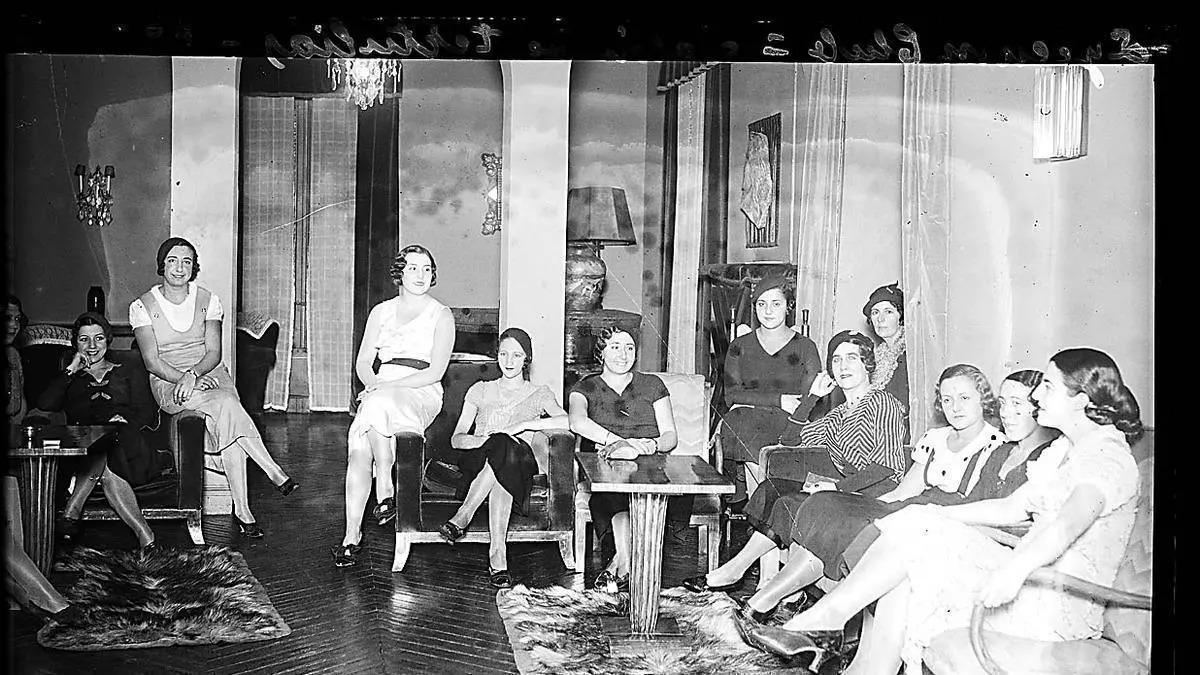 Reunión del Lyceum Club en la sede del edificio de las Siete Chimeneas en Madrid.