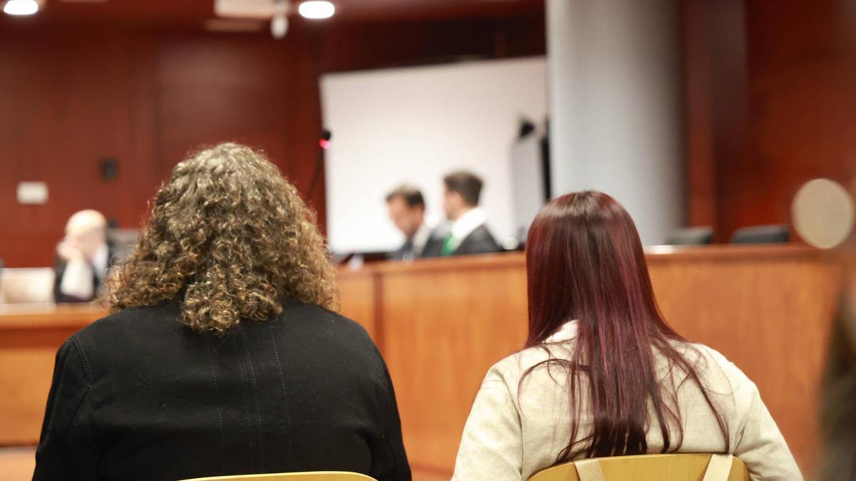 Los acusados en el banquillo, durante el juicio.