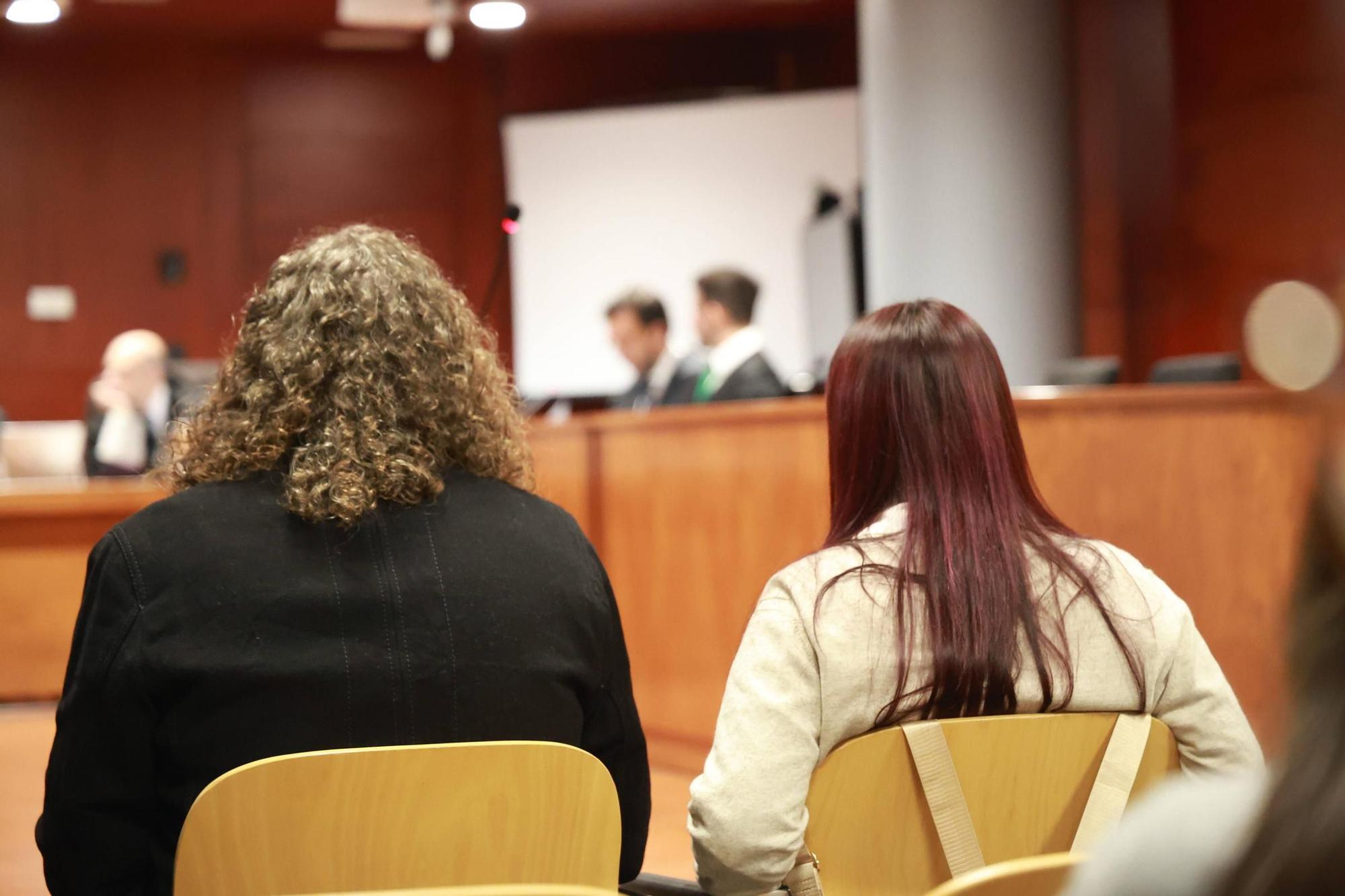 Los acusados en el banquillo, durante el juicio.