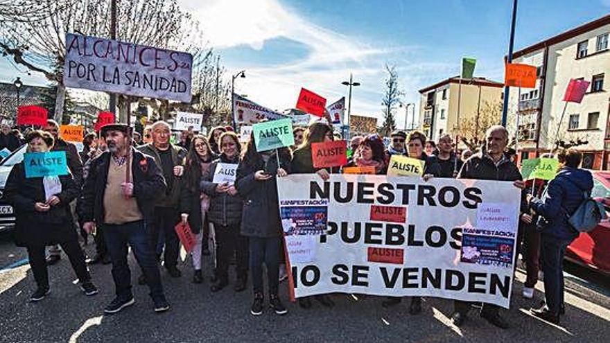 Alistanos en una manifestación por los servicios básicos dignos en los pueblos.