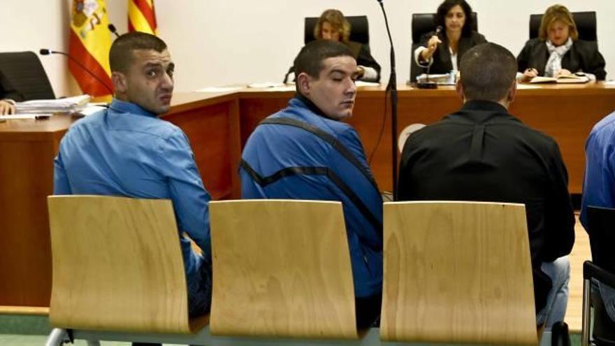 Los acusados de violar en grupo a una turista en Benidorm en 2009 durante el juicio.