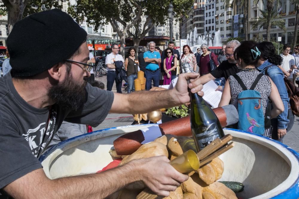 Falla humana de Pobresa Zero en la plaza del Ayuntamiento de València