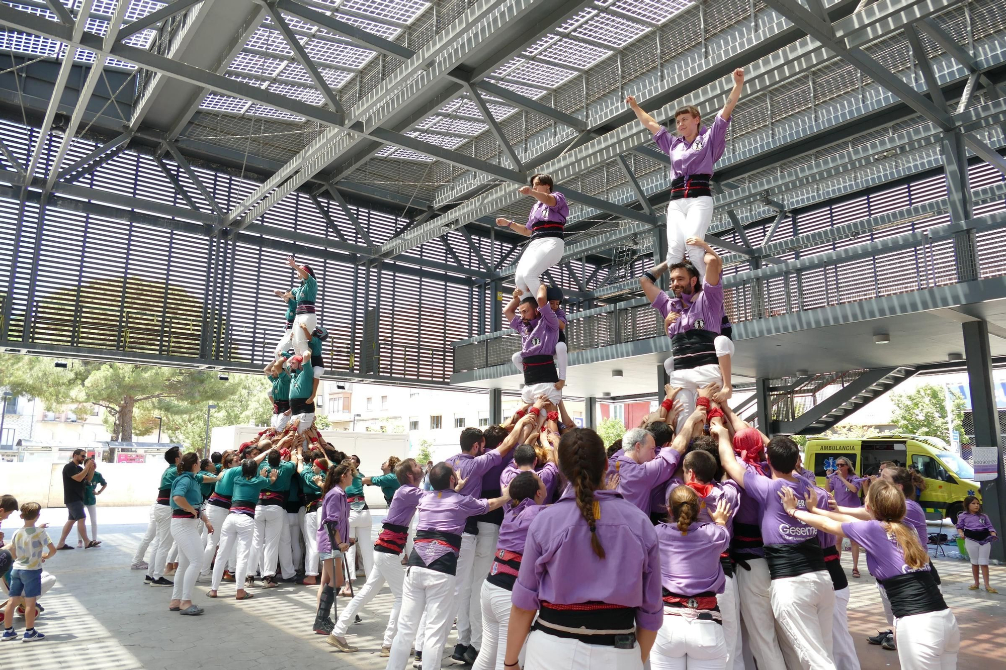 La plaça Catalunya de Figueres s’omple de castells en una Diada de Sant Pere marcada per calor