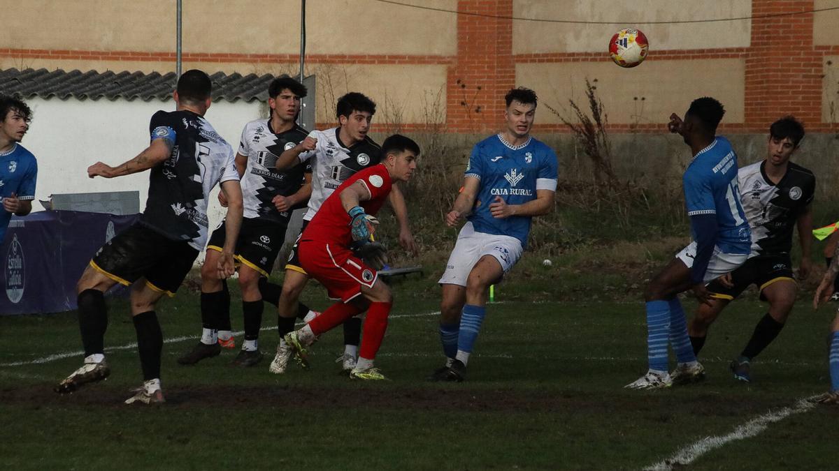 Una de las claras ocasiones del CD Villaralbo durante el encuentro.