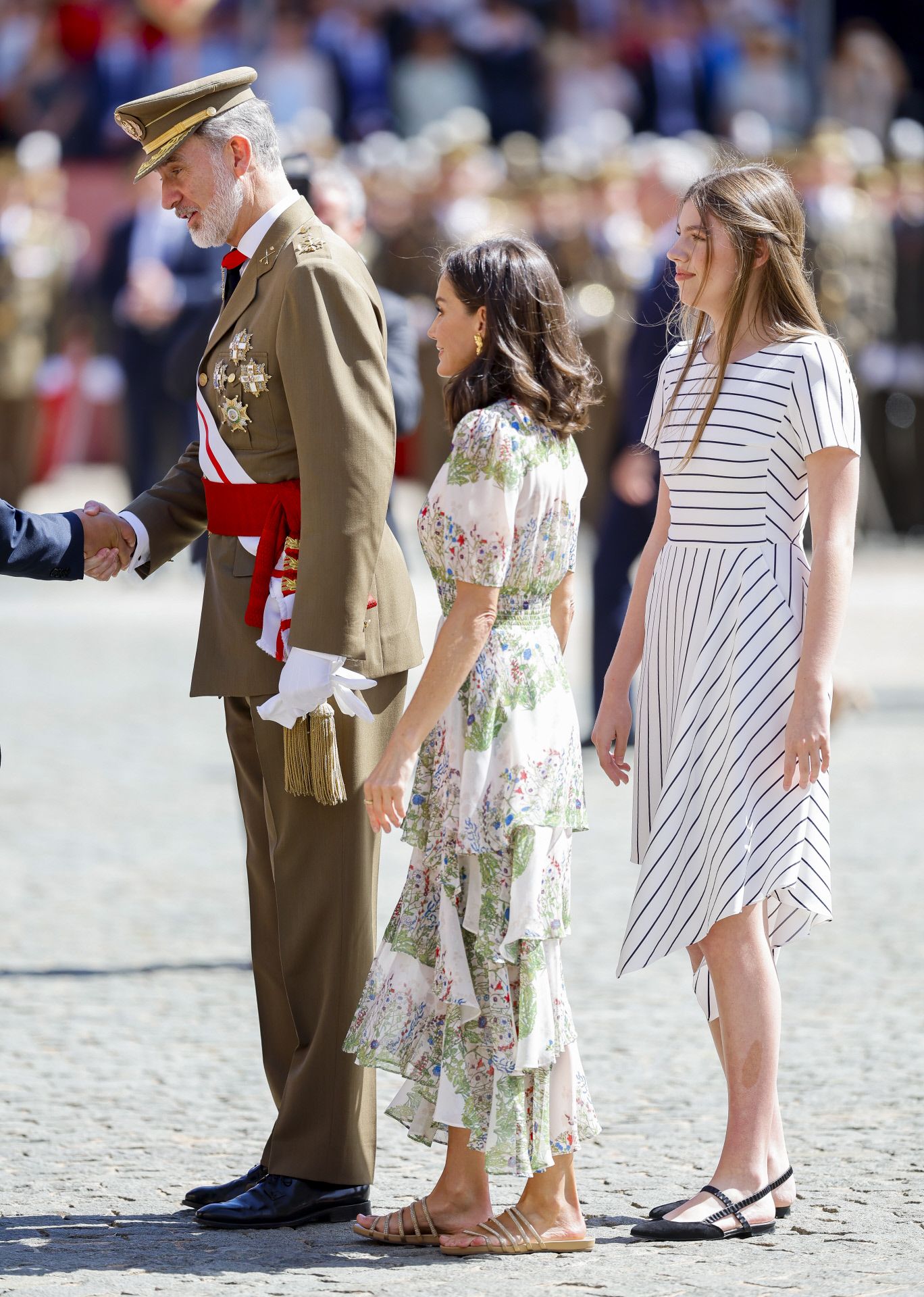 La infanta Sofía junto a sus padres en la ceremonia de entrega de los despachos militares en Zaragoza