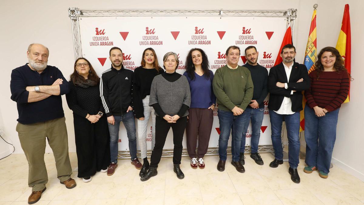 El equipo de dirección de IU, con Marta Abengochea (morado, centro), en la reunión por el adelanto electoral.