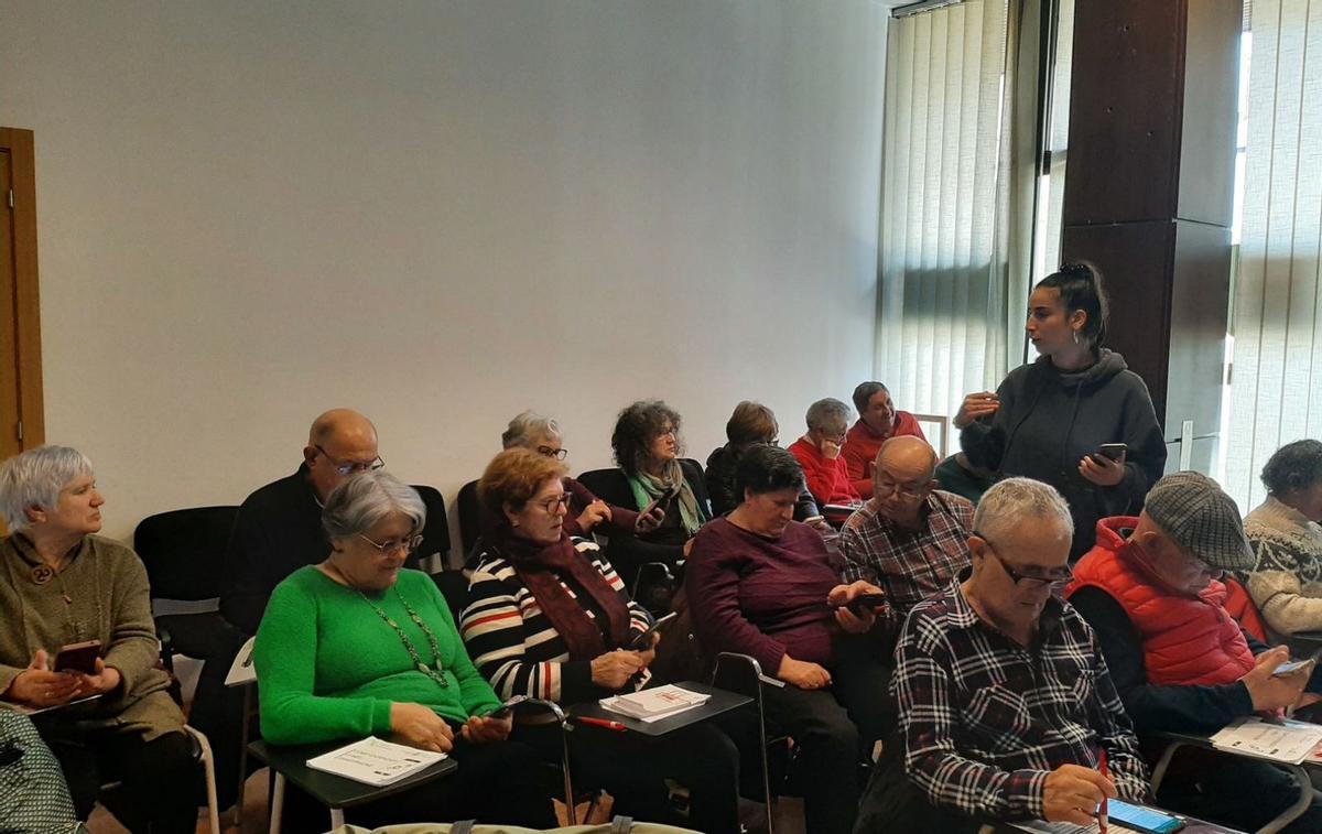 El curso cuenta con 20 personas
 y se desarrolla en Servizos 
Sociais.  | // S.ÁLVAREZ