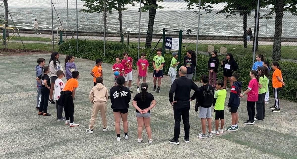 Participantes en la jornada de deporte en la calle de Sada.