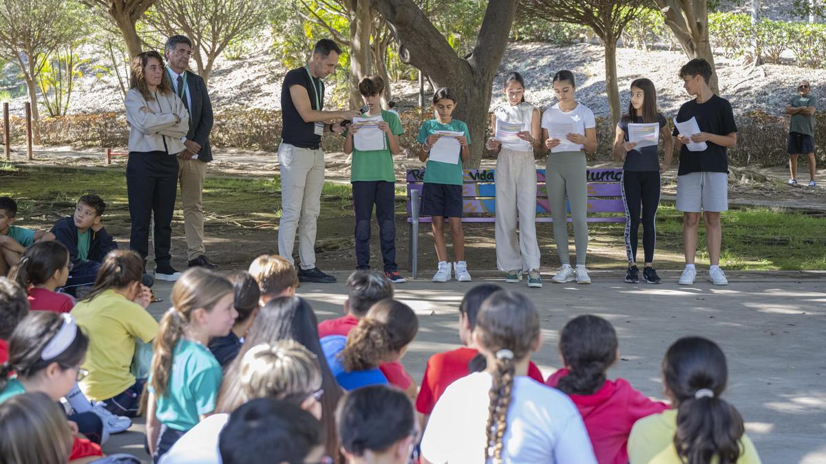 La concejala de Parques y Jardines, Gemma Martínez, junto al presidente de la Asociación Española contra el Cáncer en Las Palmas, Pedro Lara, asisten a la inauguración del primer corredor libre de humo, en el parque Juan Pablo II.
