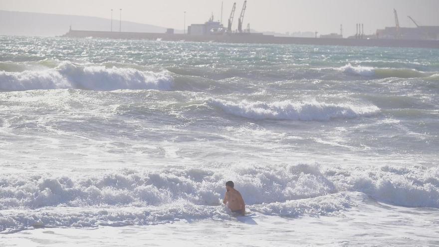 Sturmtief Ciarán peitscht das Meer vor Mallorca auf