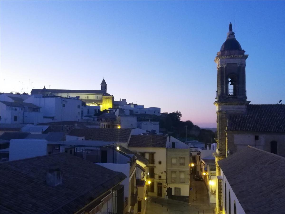 Un grupo de jóvenes se organiza en Facebook para ayudar a los mayores con la compra