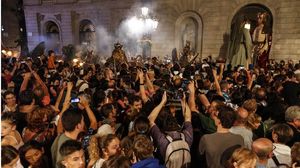 El seguici i un pregó reivindicatiu marquen l’inici de les festes de la Mercè 2015.